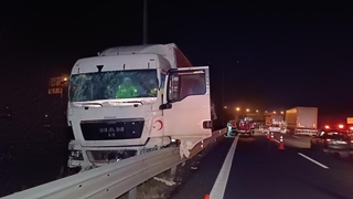  Yardım malzemeleri taşıyan tır kaza yaptı