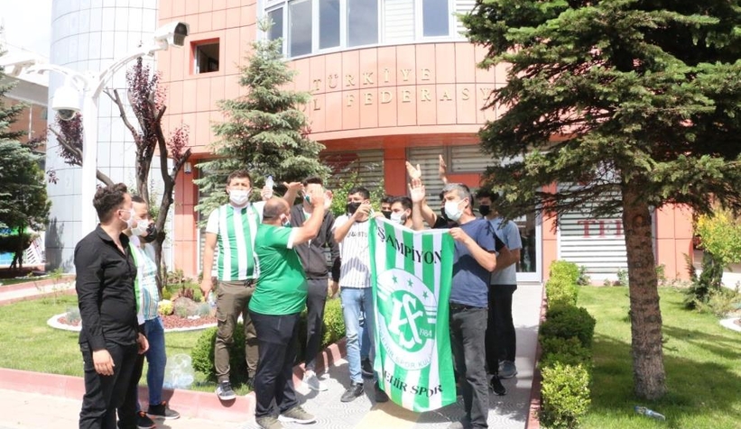 Yarı finalde Sakaryaspor'a elenmişti, TFF önünde eylem yaptılar