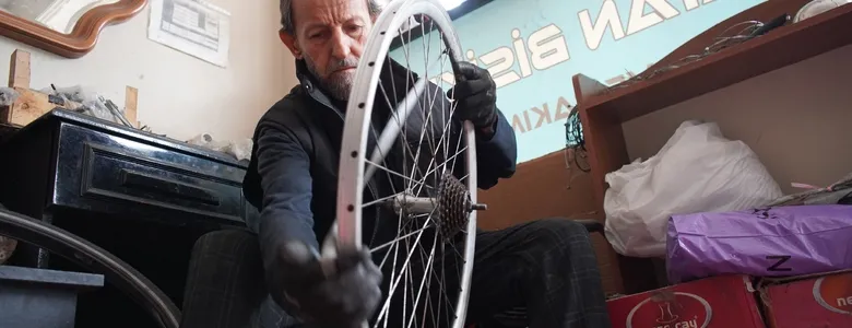 Yarım asrı aşkın süredir bisiklet tamir ediyor