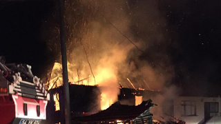 Yaşadığı evi ateşe verdi