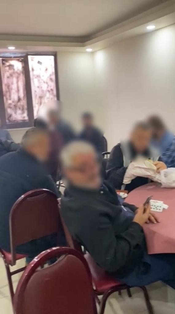 Yasağı deldiler, polis baskınında yakalandılar