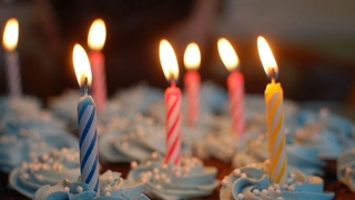 Yasak doğum günü partisini polis bastı