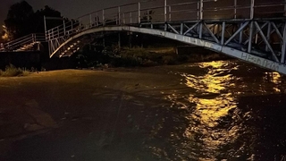 Yaslandığı ağaç dalı kırılılıp dereye düştü, kayboldu