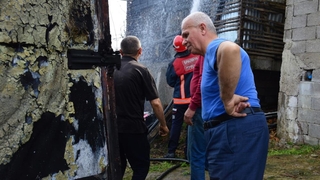 Yaşlı adam evsiz kaldı