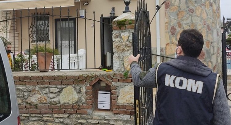 Yaşlı kişinin 111 taşınmazını üzerlerine geçiren 6 kişi yakalandı