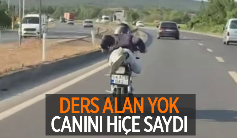 Yatarak motosiklet kullandı
