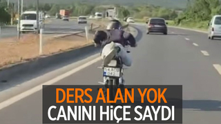 Yatarak motosiklet kullandı