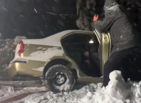 Yayla yolunda mahsur kaldı