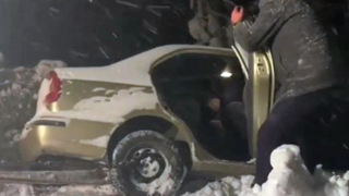 Yayla yolunda mahsur kaldı