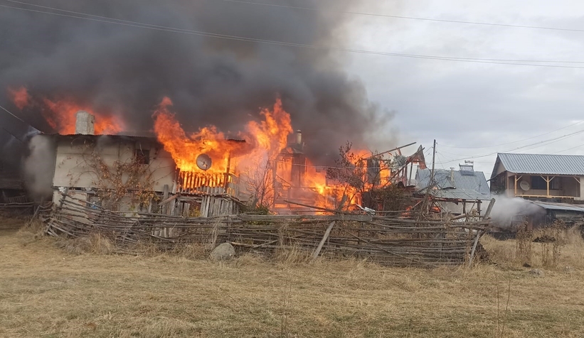 Yaylada ahşap evler alev alev yandı
