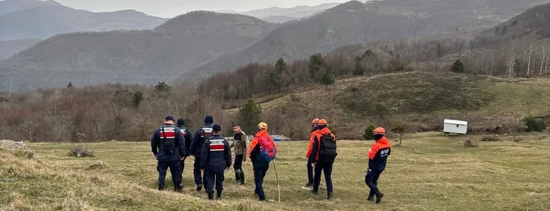 Yayladan dönmeyen yaşlı adamı bulmak için iz köpekleri ve dron devrede
