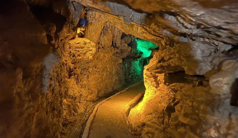 Yaz aylarının serinleten mağarası şifa dağıtıyor