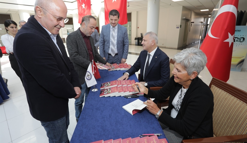 Yazar İvi İlyadis'in imza töreni SATSO'da yapıldı