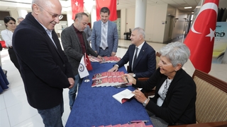 Yazar İvi İlyadis'in imza töreni SATSO'da yapıldı