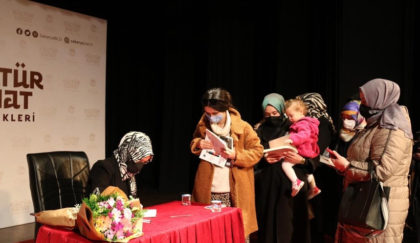 Yazar Tongar AKM’de sevenleriyle buluştu