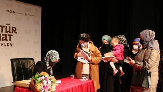 Yazar Tongar AKM’de sevenleriyle buluştu