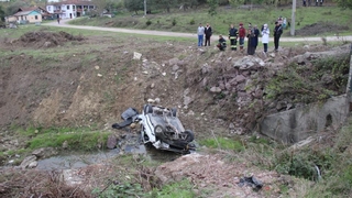 Yeni aldığı otomobiliyle dereye uçtu
