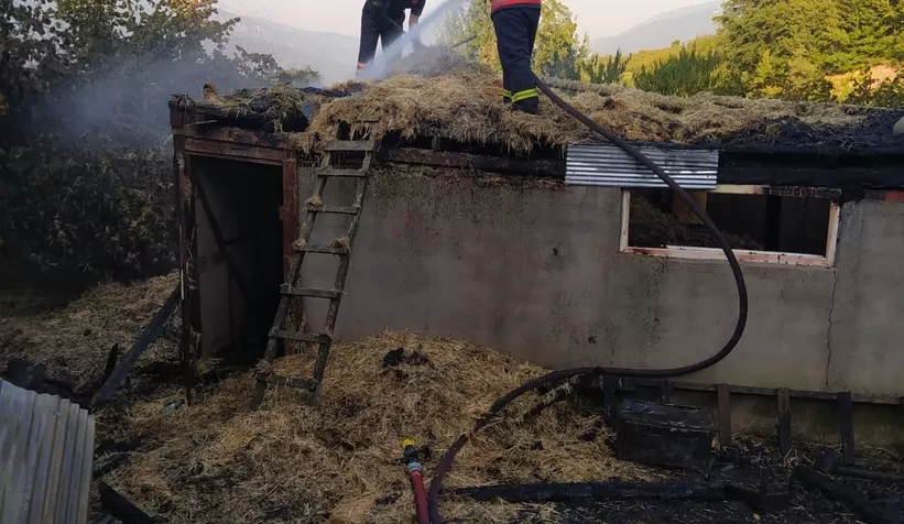 Yeni aldığı samanlar yandı