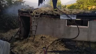 Yeni aldığı samanlar yandı