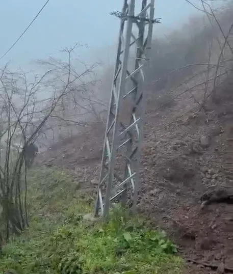 Yeniköy'de toprak kaydı, mahalle yolu kapandı