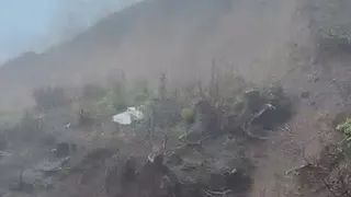 Yeniköy'de toprak kaydı, mahalle yolu kapandı