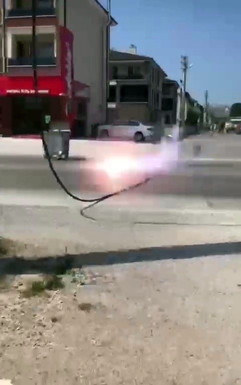Yere düşen elektrik kablosu panik yaşattı