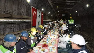 Yerin 300 metre altında madencile rile iftar