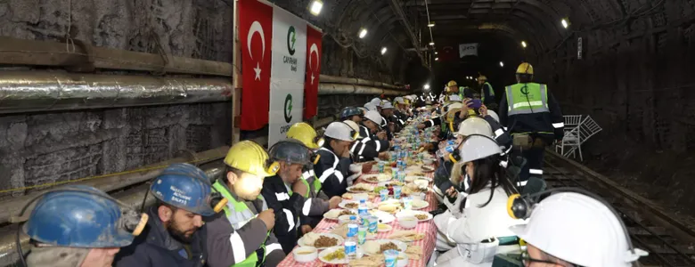 Yerin 300 metre altında madencile rile iftar
