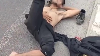 Yerlere yattı, polisin önünde dans etti