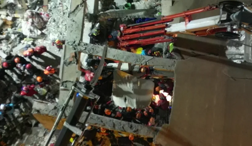 Yıkılan binada anne, babanın cansız bedenlerine ulaşıldı