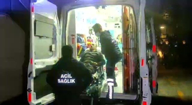 Yıkılan tomrukların arasında kaldı