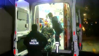 Yıkılan tomrukların arasında kaldı