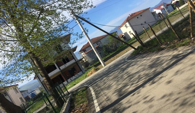 Yıkılmak üzere olan telefon direği tehlike saçıyor