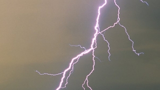 Yıldırım düştü, yangın çıktı