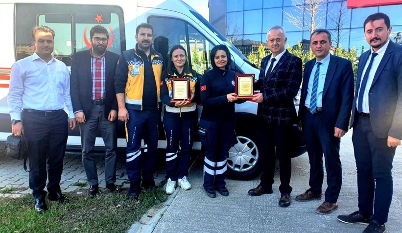 Yılın en iyi istasyonu personeline Sağlık Müdüründen plaket