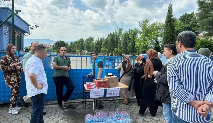 YKS’ye girenlerin emanetlerini ücretsiz şekilde kabul ettiler