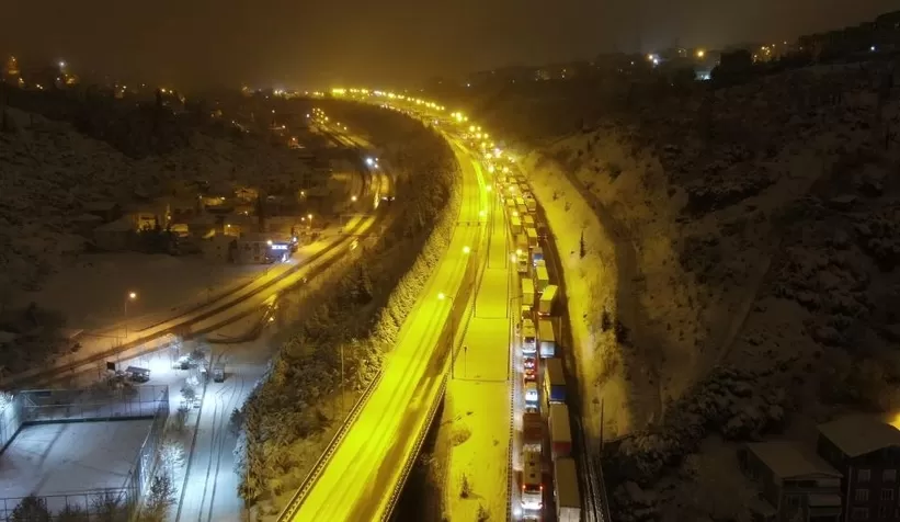 Yoğun kar yağışı TEM’i kapattı