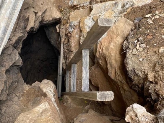 Yok artık dedirten olay: Evin içinde define ararken yakalandı