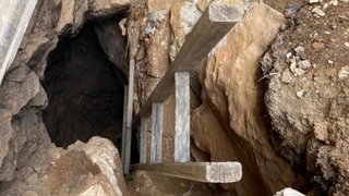 Yok artık dedirten olay: Evin içinde define ararken yakalandı