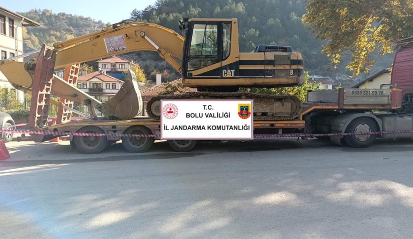 Yok artık; Koca kepçeyle define ararken yakalandılar