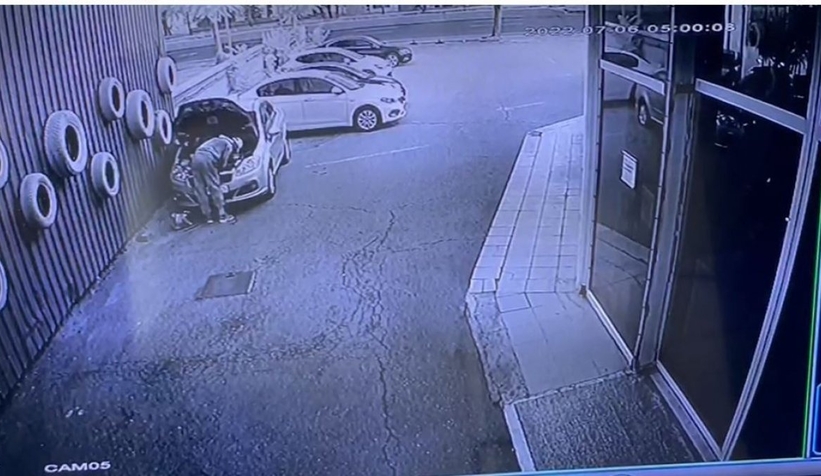 Yok artık; Otomobilin kaputunu açıp motor parçalarını çaldılar