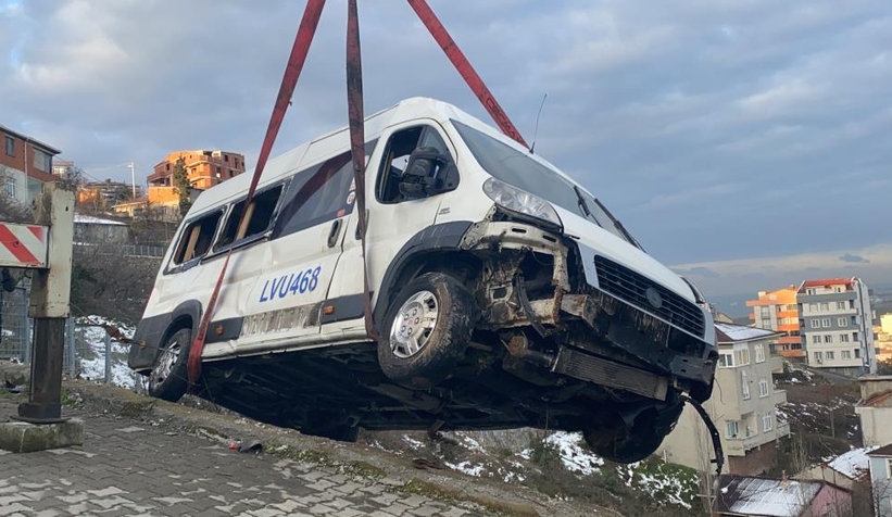 Yokuş inen servis minibüsü takla attı: 1 yaralı