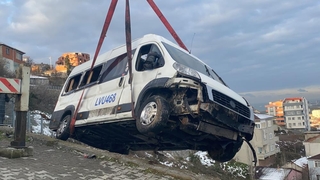 Yokuş inen servis minibüsü takla attı: 1 yaralı