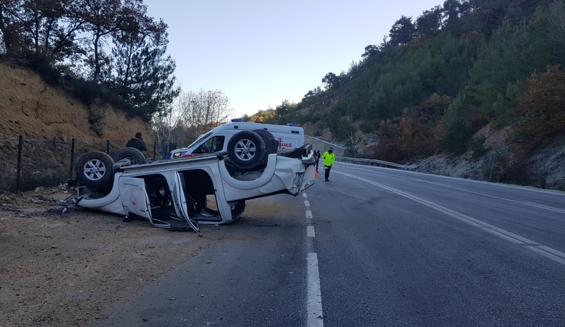 Yol buz pistine döndü; 3 yaralı