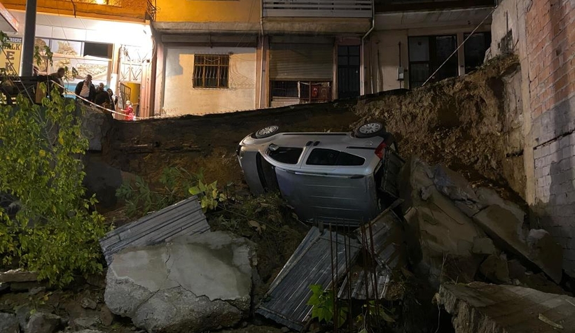 Yol çöktü, araç inşaat temeline yuvarlandı