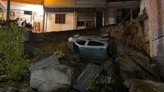 Yol çöktü, araç inşaat temeline yuvarlandı