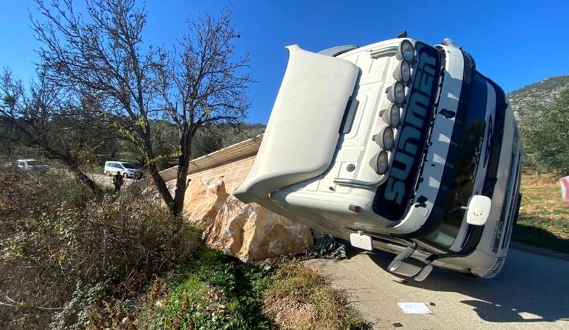 Yol çöktü tır devrildi