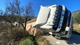 Yol çöktü tır devrildi