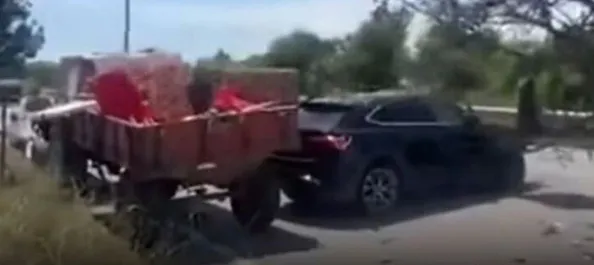 Yol temizliği yapan işçilere araç çarptı: 4 yaralı