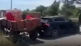Yol temizliği yapan işçilere araç çarptı: 4 yaralı